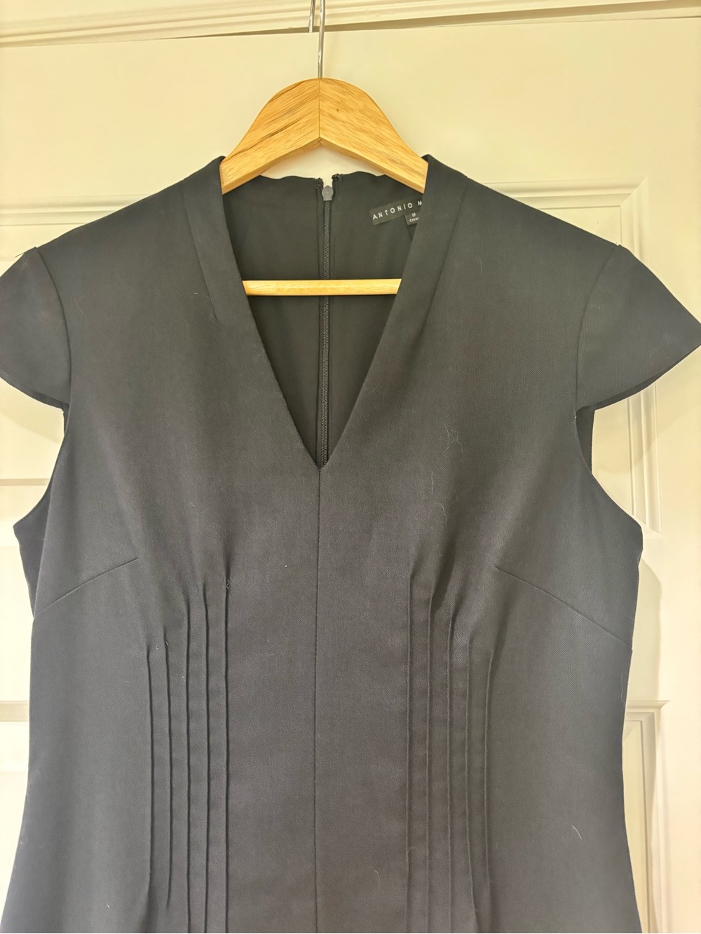 ANTONIO MELANI Sz 8 Black Sheath Dress Midi V Neck Cap Sleeves Pleated EUC - Picture 3 of 10
